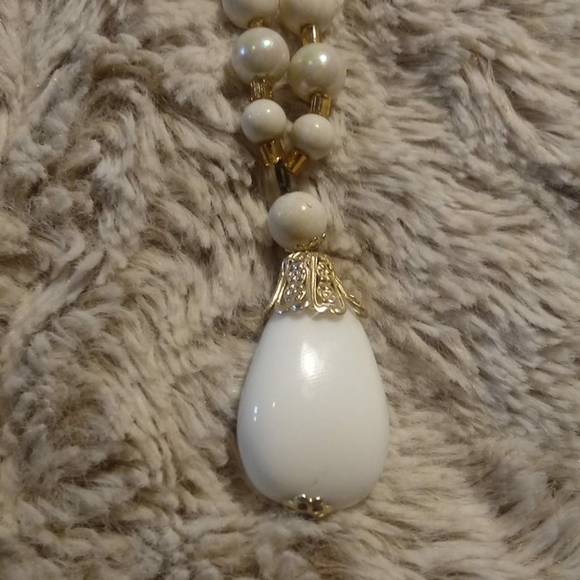 Vintage white / cream / gold costume necklace - Picture 9 of 16
